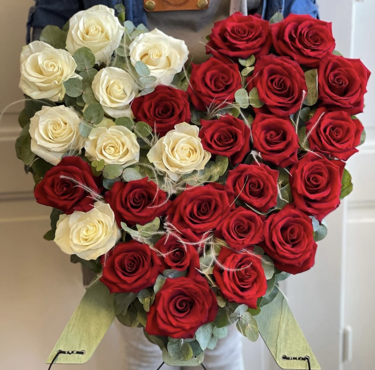 Smuteční srdce z růží bílá a červená 30cm 