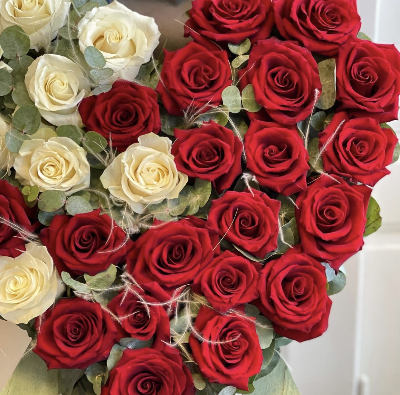 Smuteční srdce z růží bílá a červená 40cm 