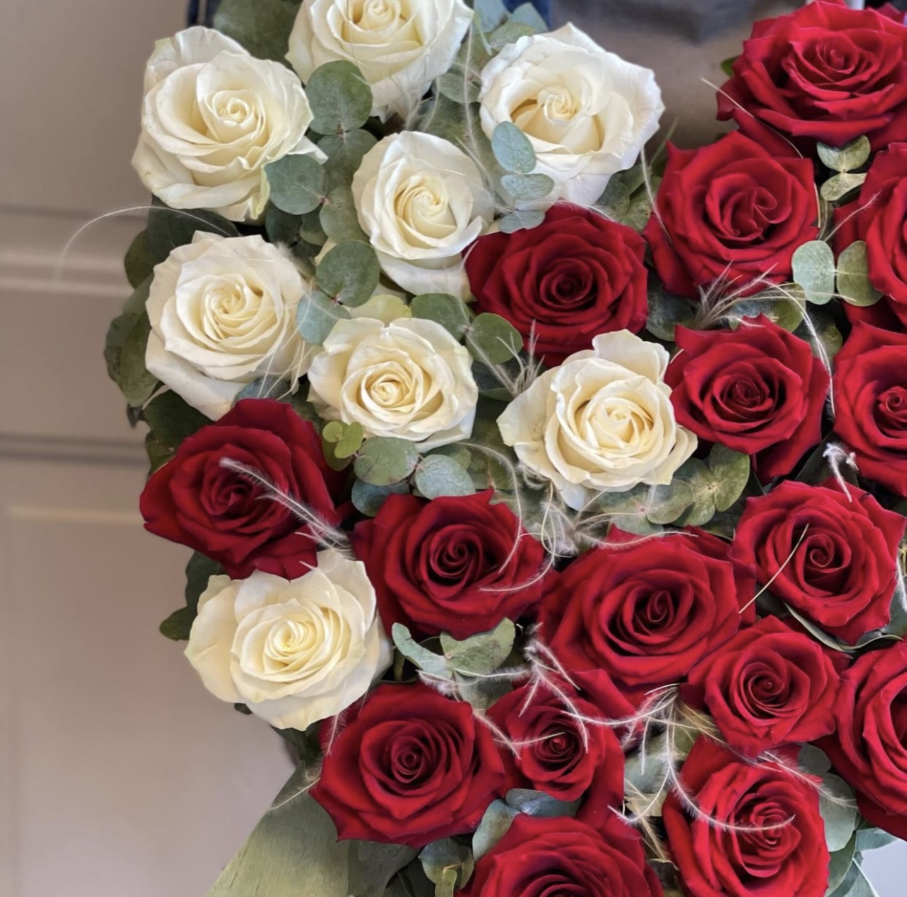 Smuteční srdce z růží bílá a červená 40cm 