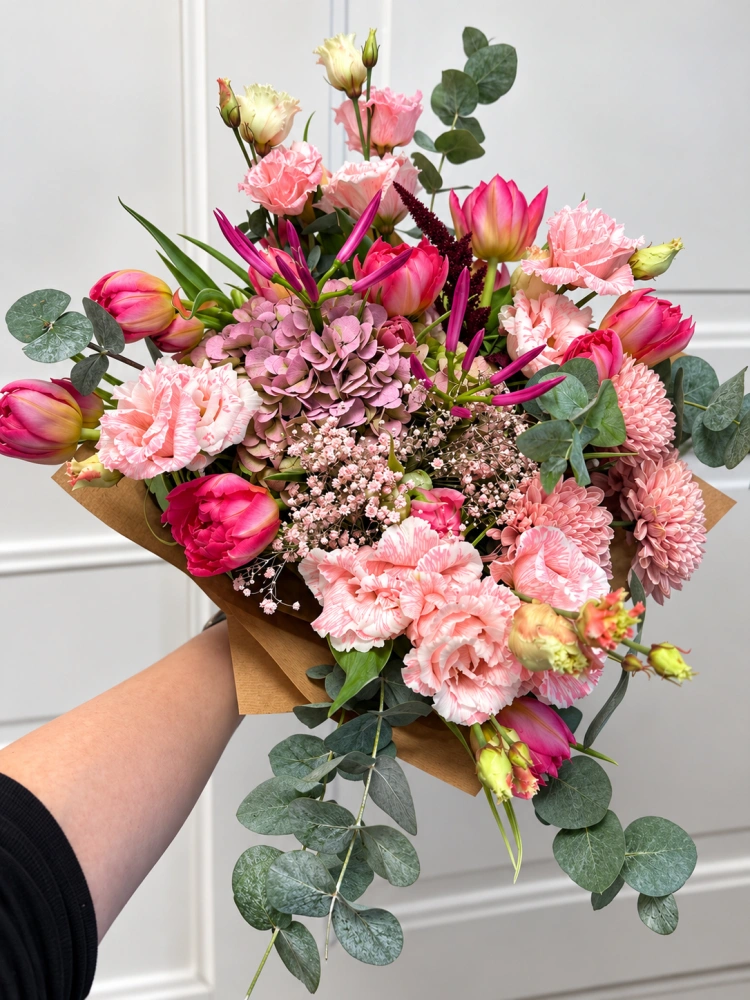 Elegance Eustoma a Tulipány s lučním kvítím