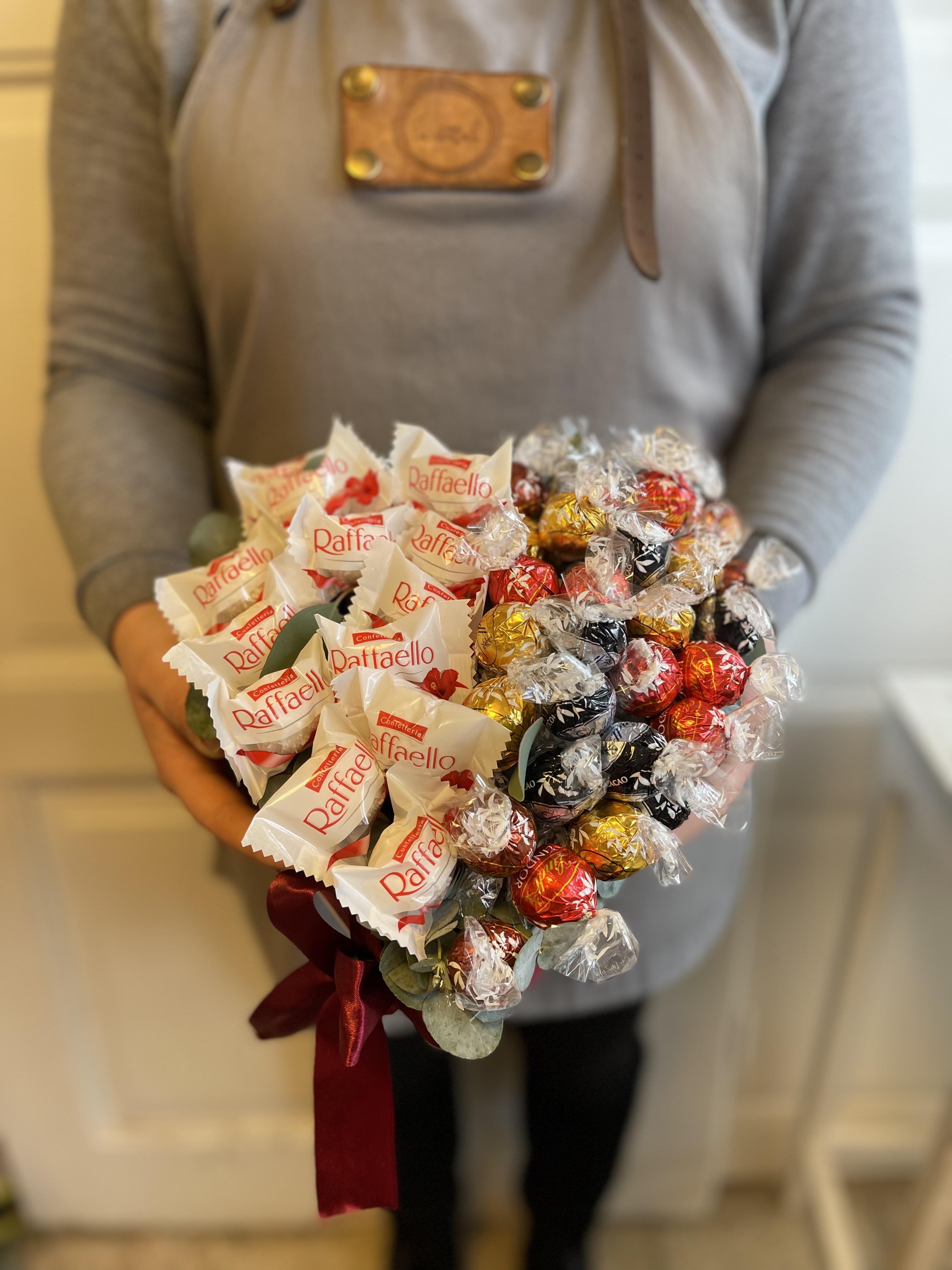 Flower box srdce - rudé růže a pralinky Lindor