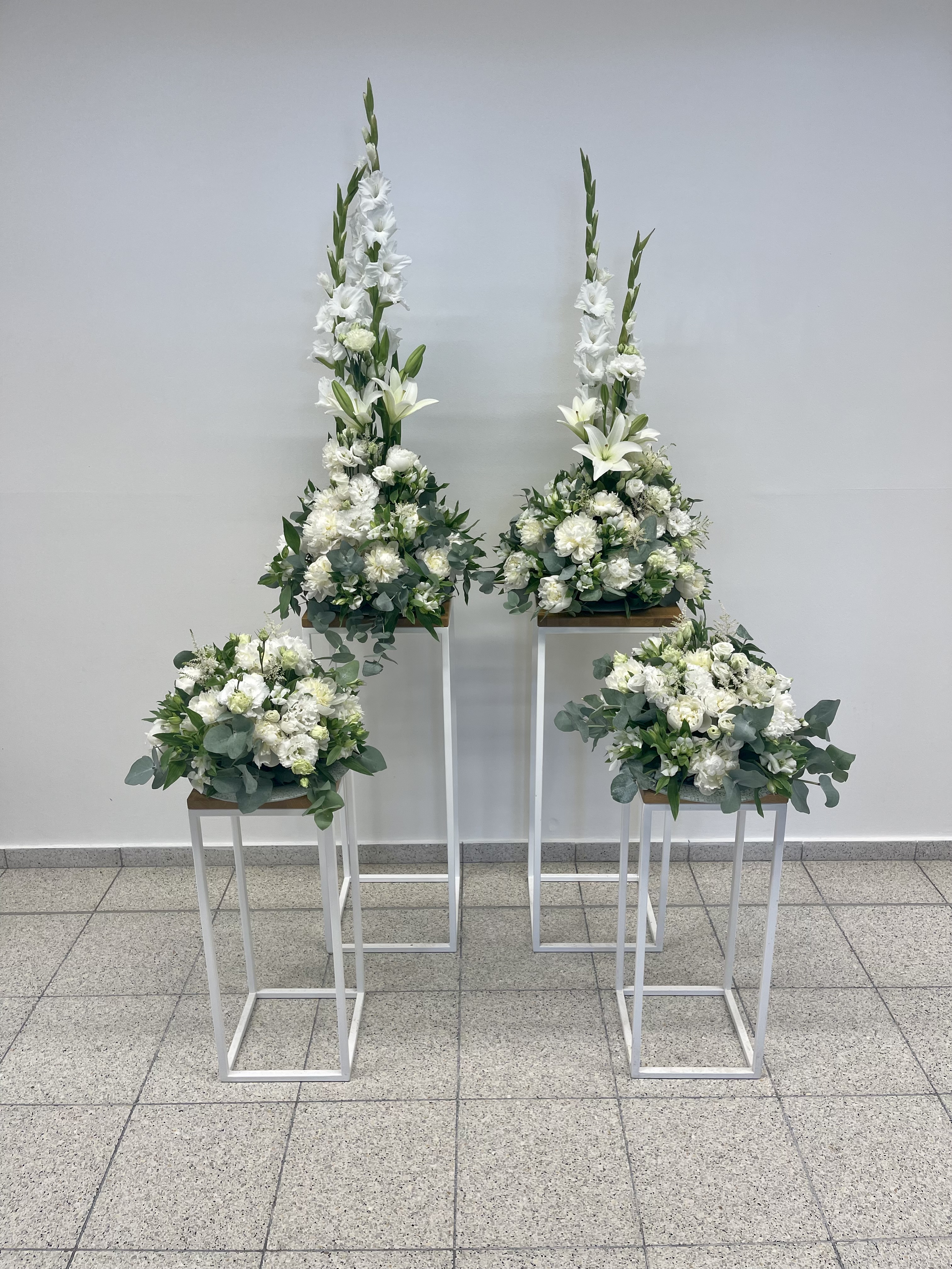 Smuteční vypichované aranžmá - bílé eustomy