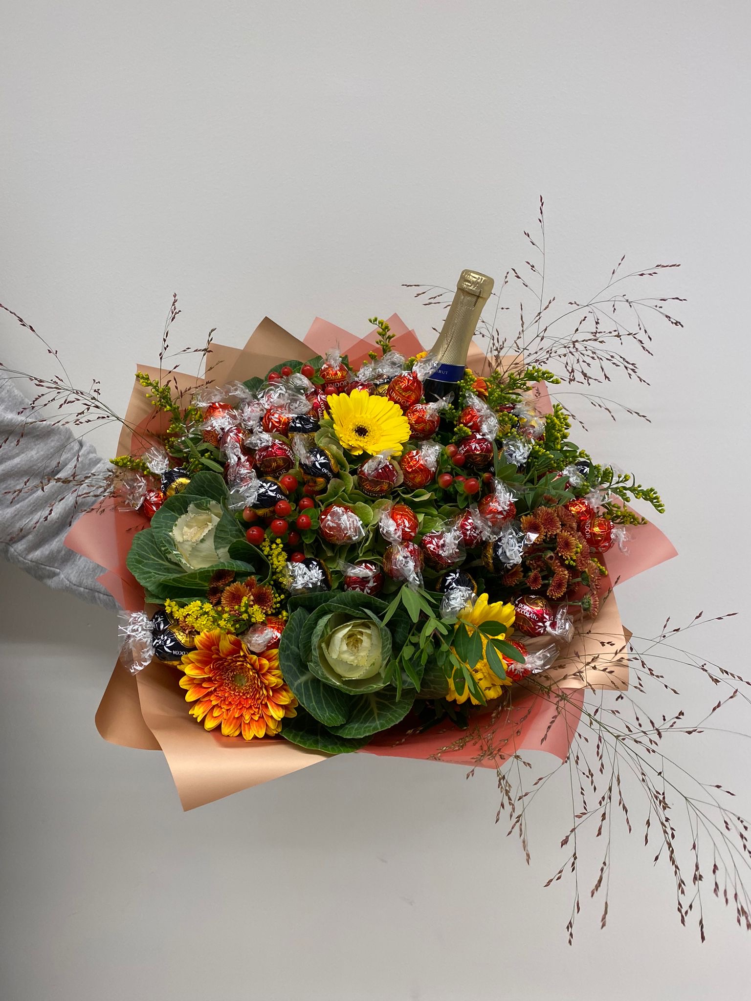 Dekorativní kytice s mini Bohemkou a pralinkami Lindt 