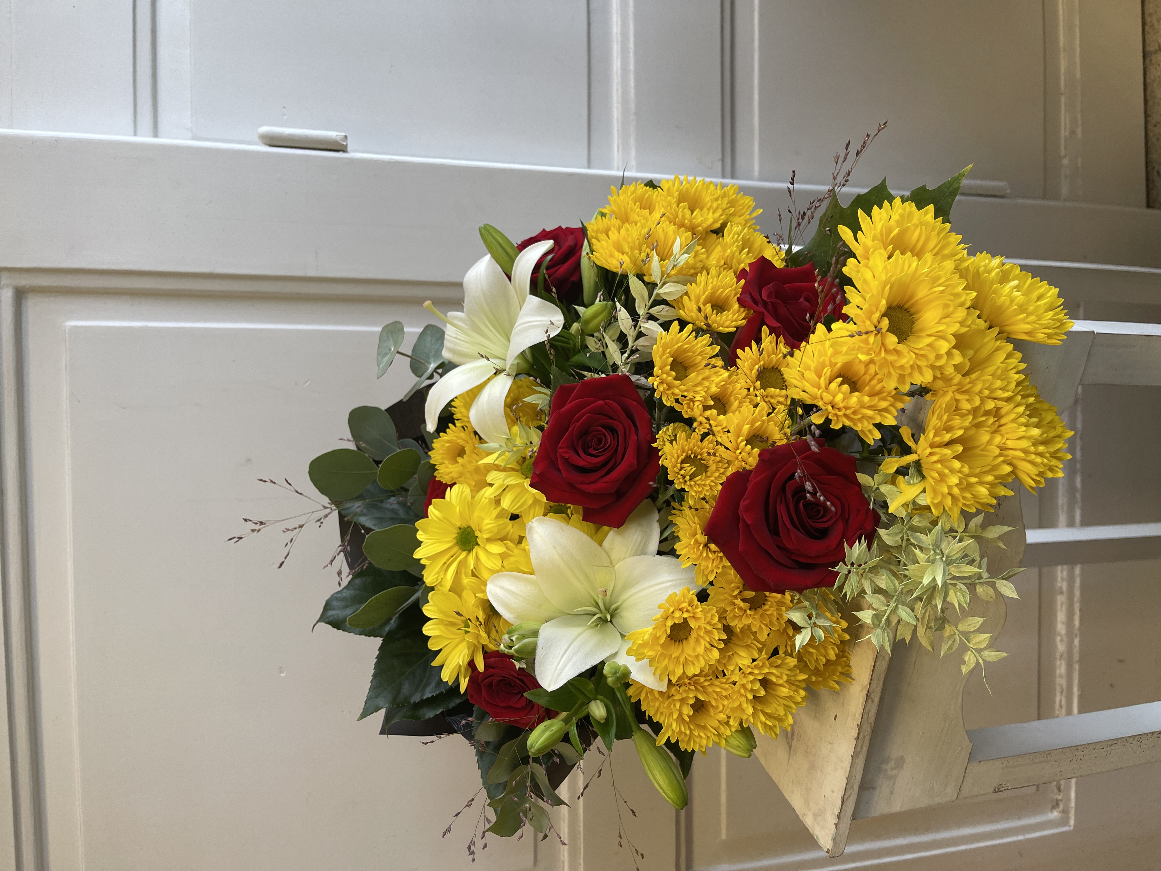 Smuteční kytice - růže, chryzantema a lilie   