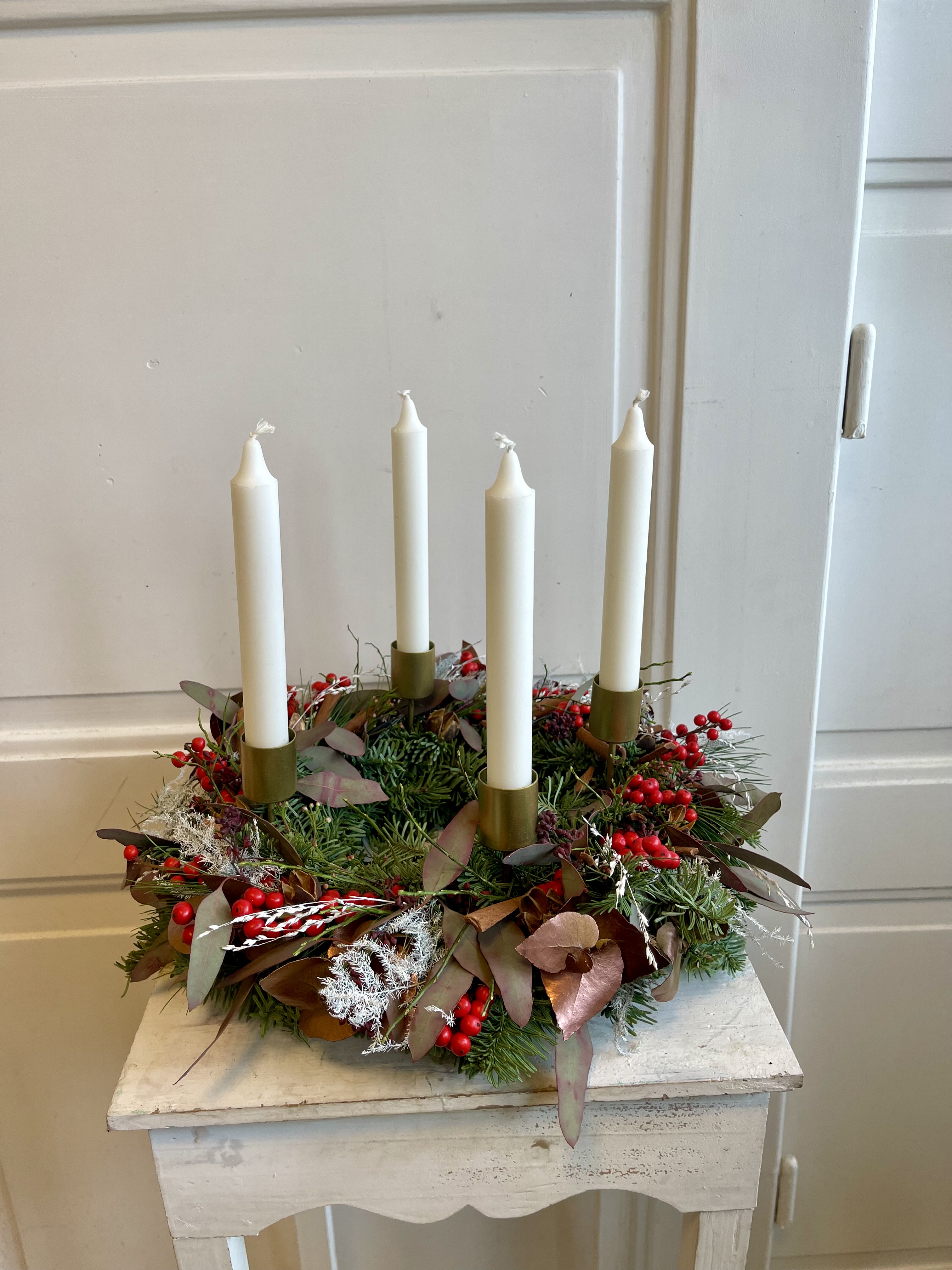 Adventní dekorace věnec s úzkými svíčkami 