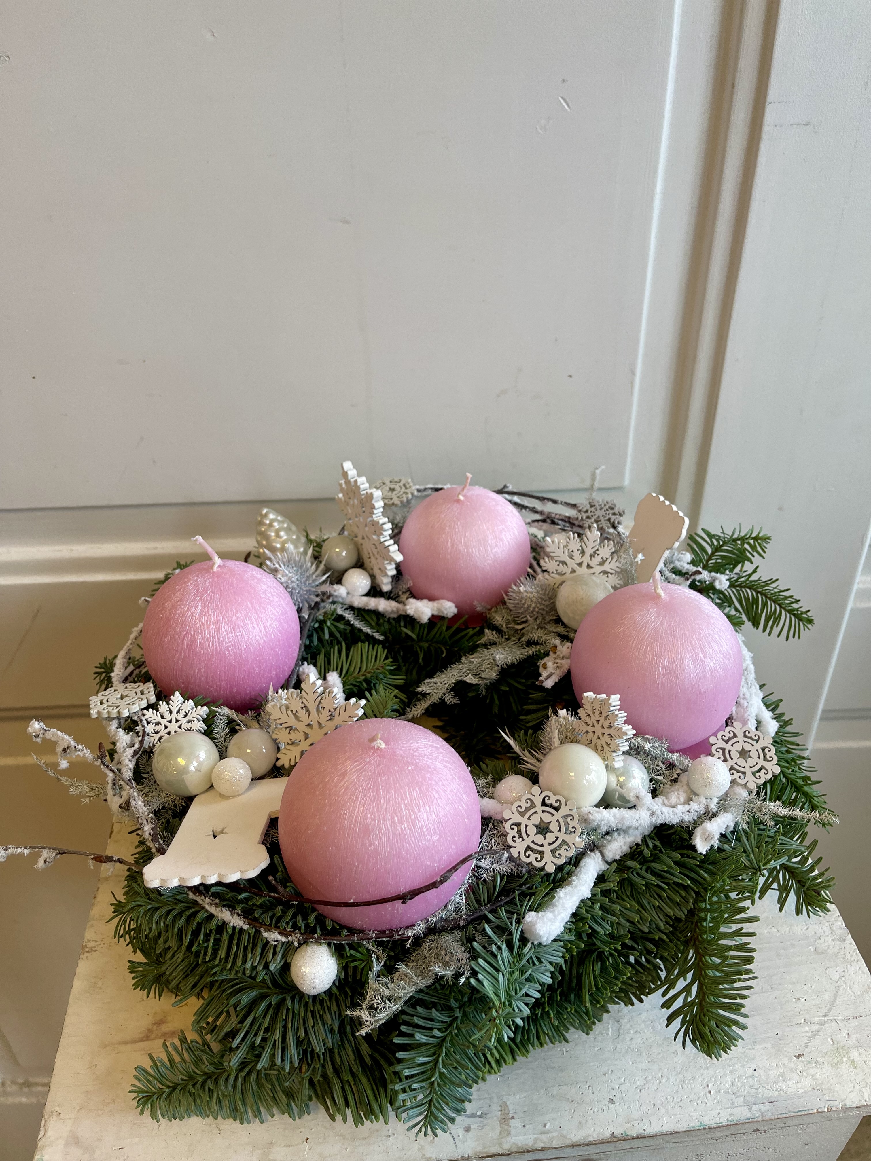 Adventní dekorace věnec  jedlička s kulatými svíčkami 