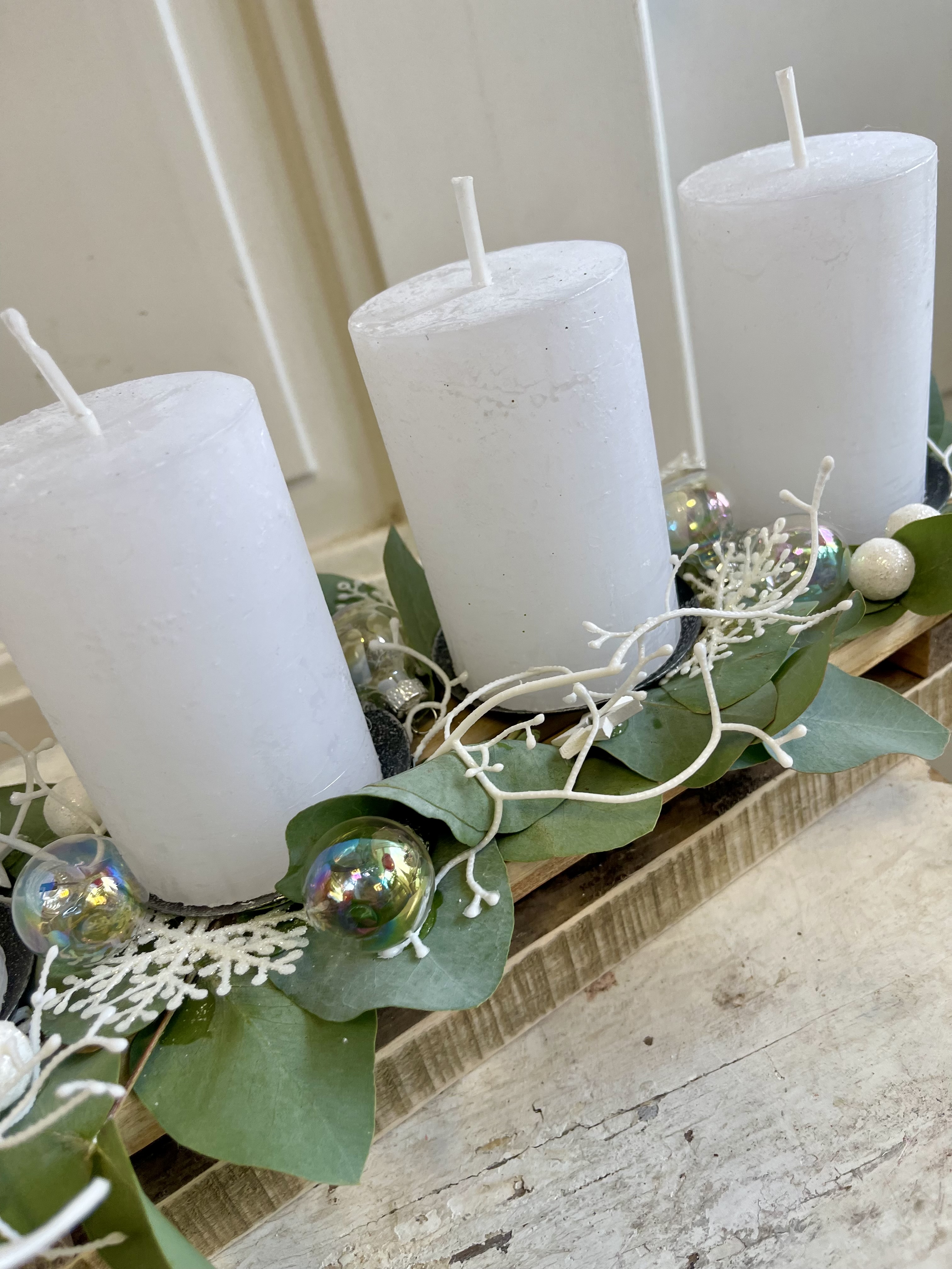 Adventní dekorace podlouhlá  biílá eucalyptus