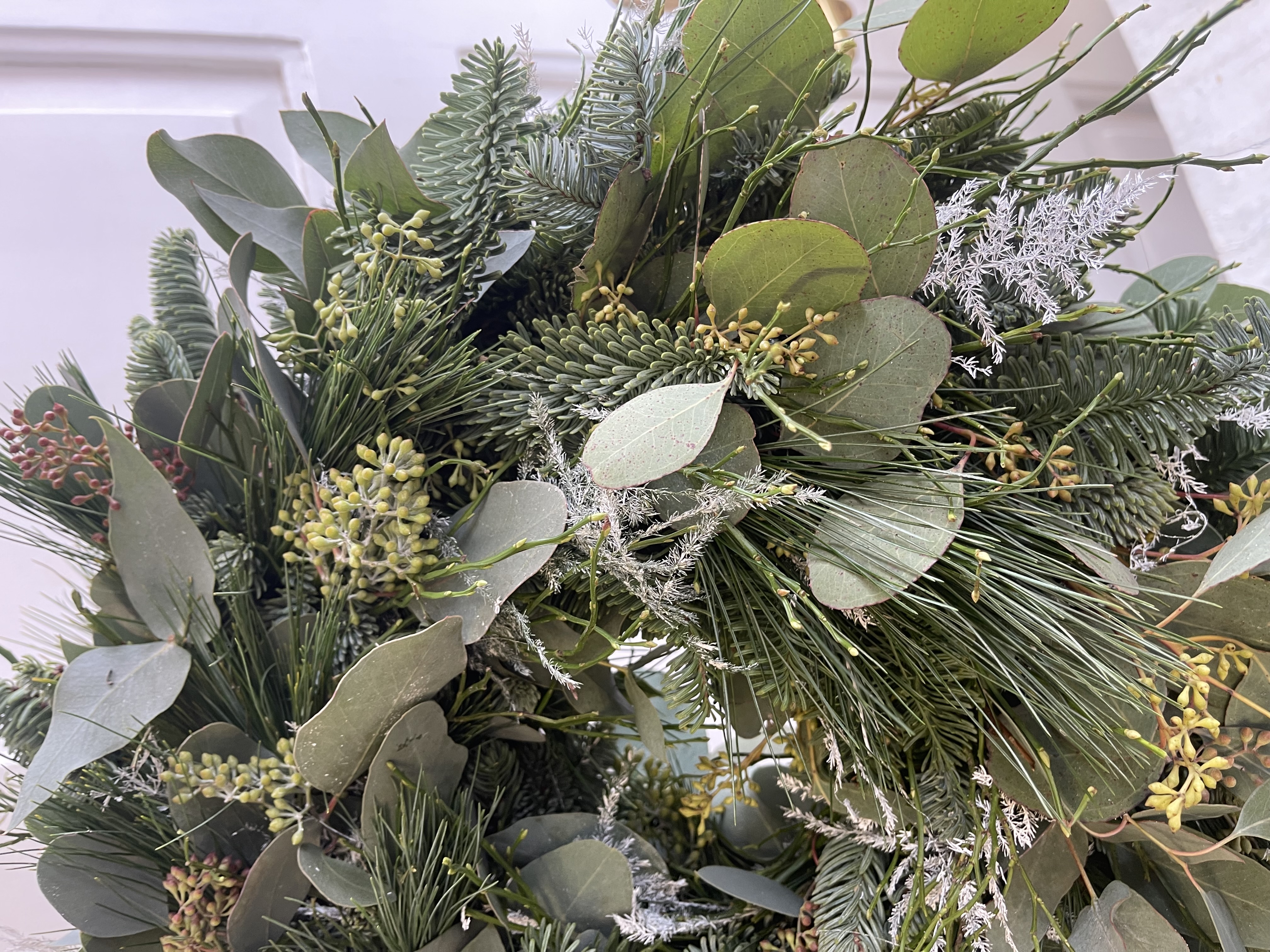 Navázaný věnec mix eucalypt a jedle 