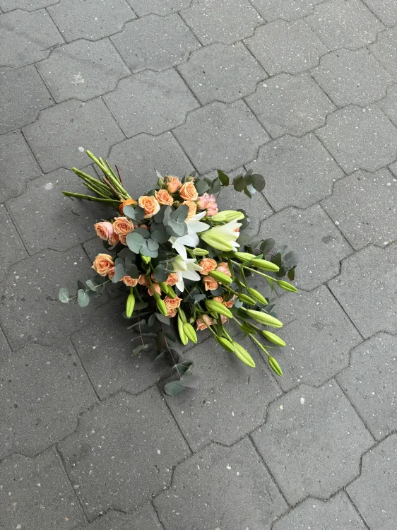 Smuteční kytice - lilie biílá a oranžová minirůže