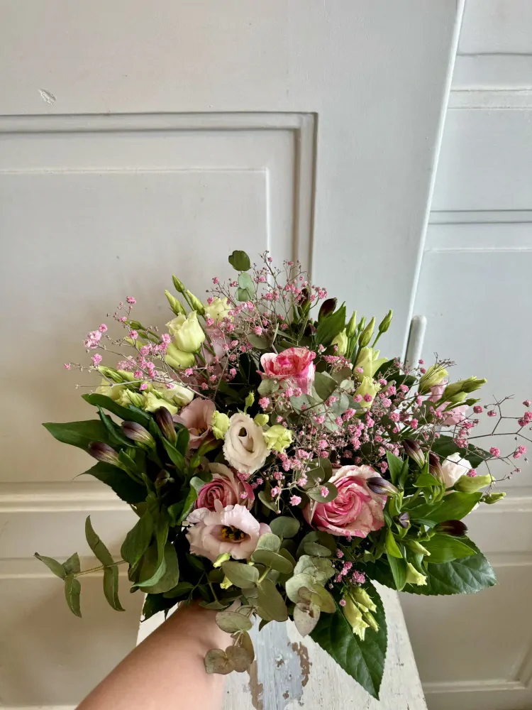Kytice něžná růže a eustoma 