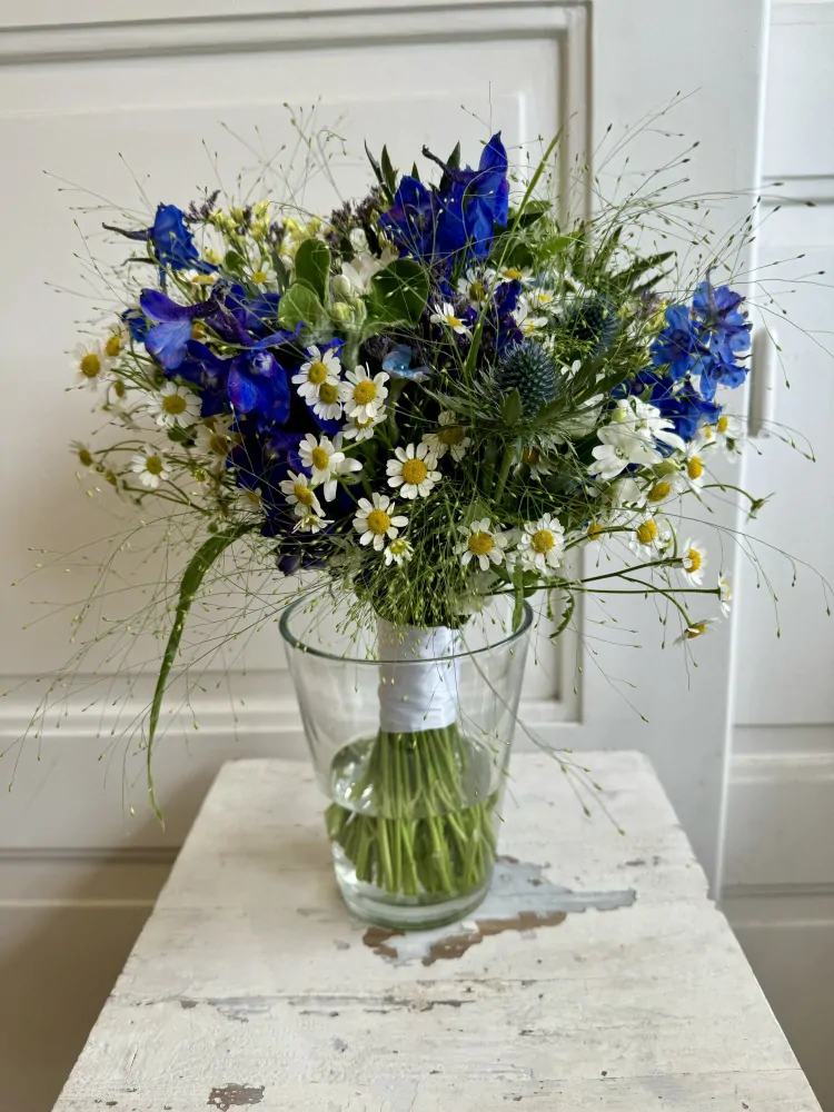 Svatební kytice - modré delfinium 