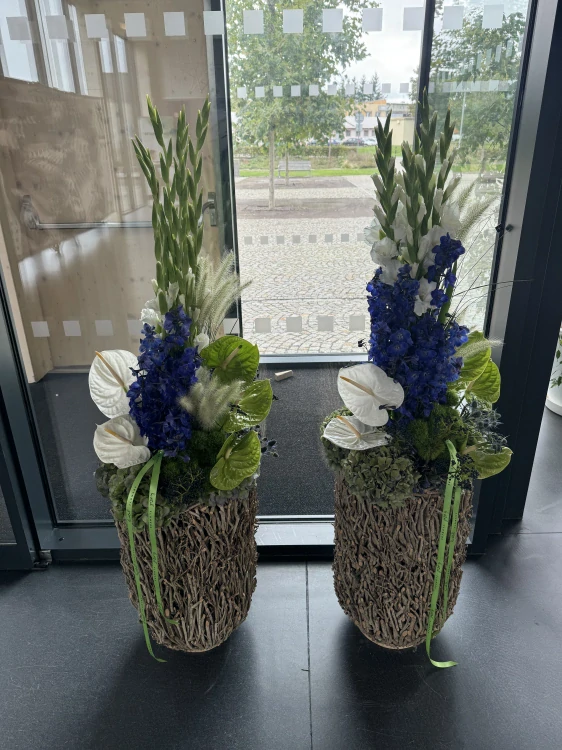 Dekorace ikebana modro bílo zelená 