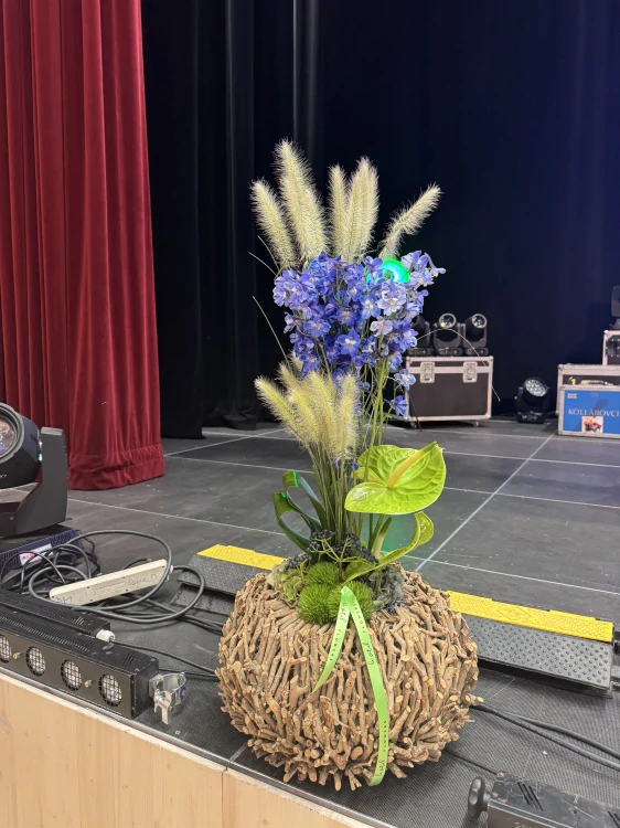 Dekorace ikebana modro bílo zelená  na podium 
