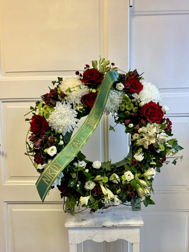 Smuteční věnec lilie, alstromerie, chryzantémy a růže