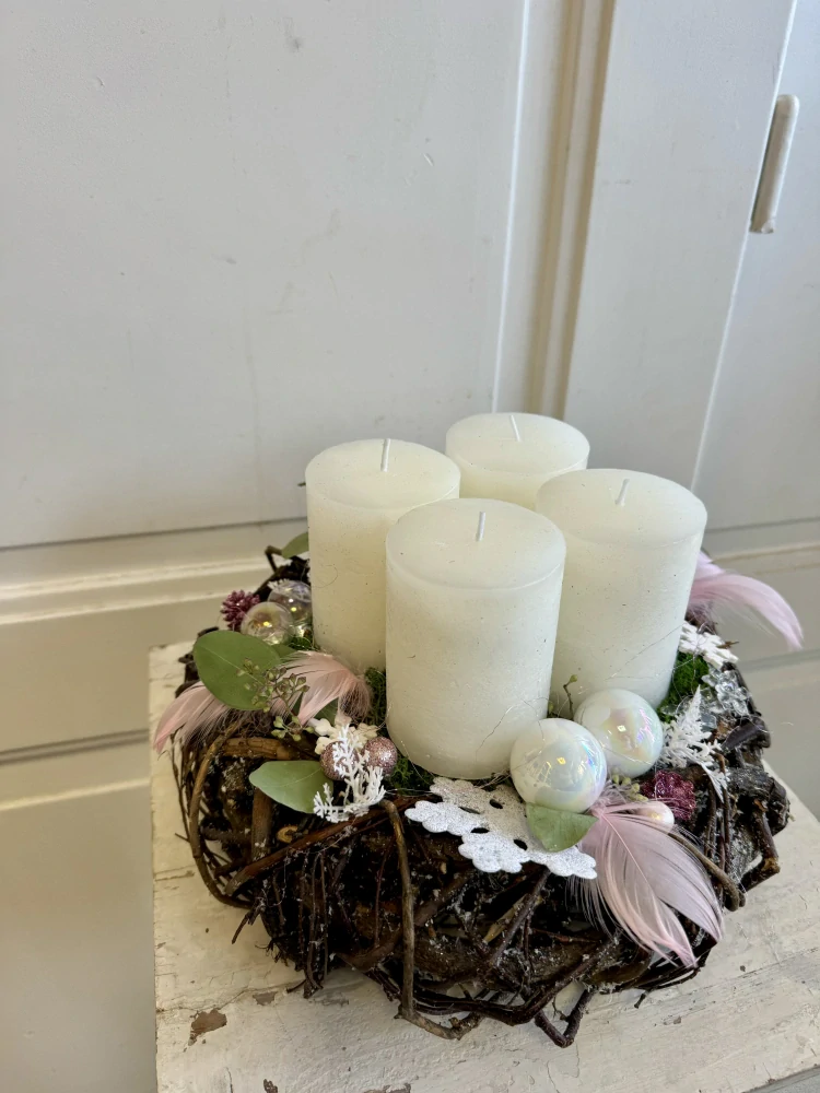 Adventní věnec proutí a eucalyptus