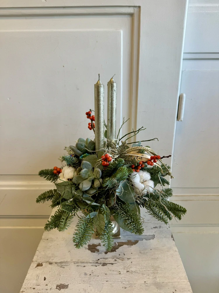 Svícen zlatý s bavlníkem a ilexem