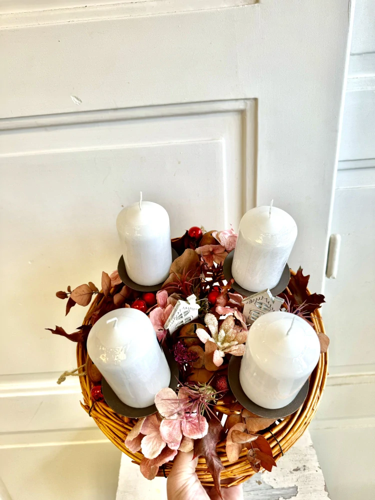 Adventní věnec proutí a domečky