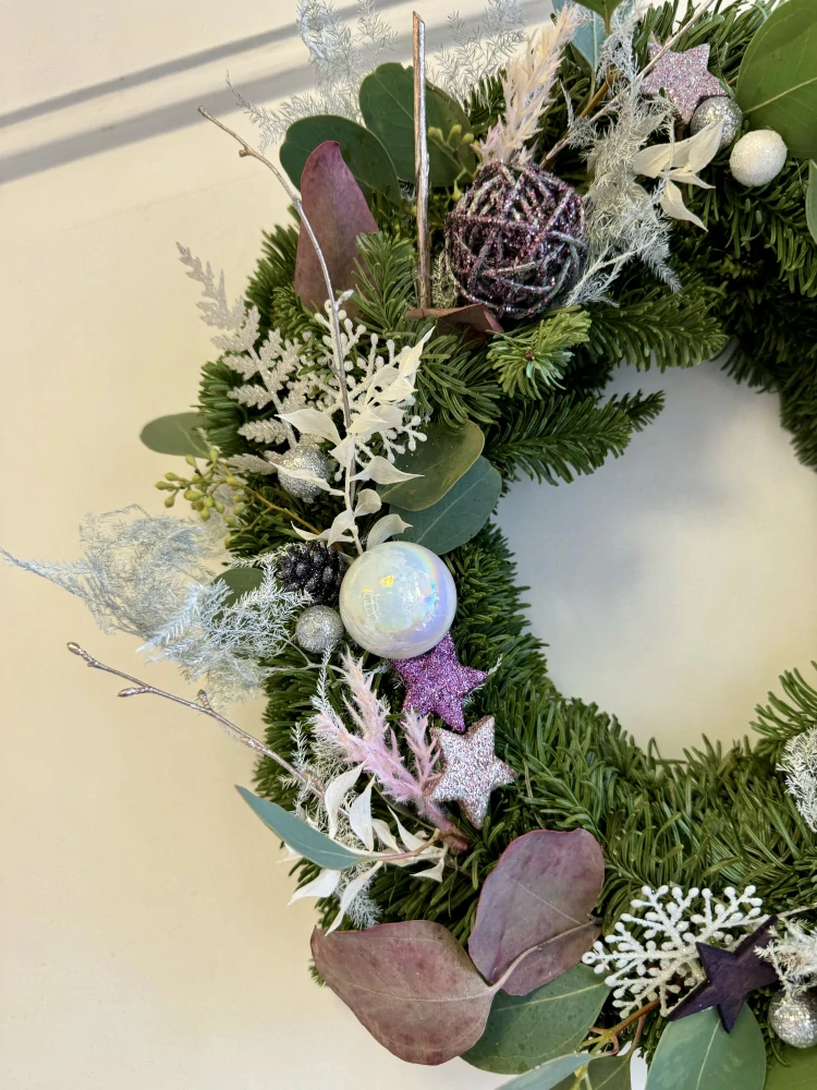 Navázaný věnec mix eucalypt a jedle ozdobený  fialková