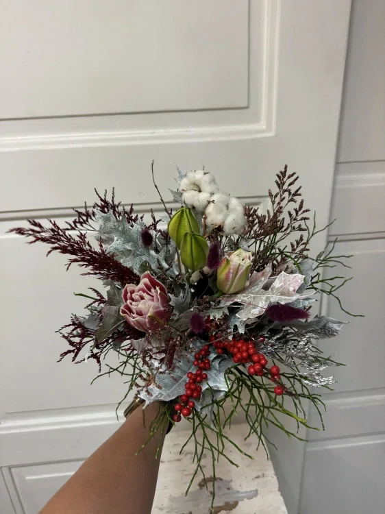 Zimní dekorace s orchidejí v kvetináčku