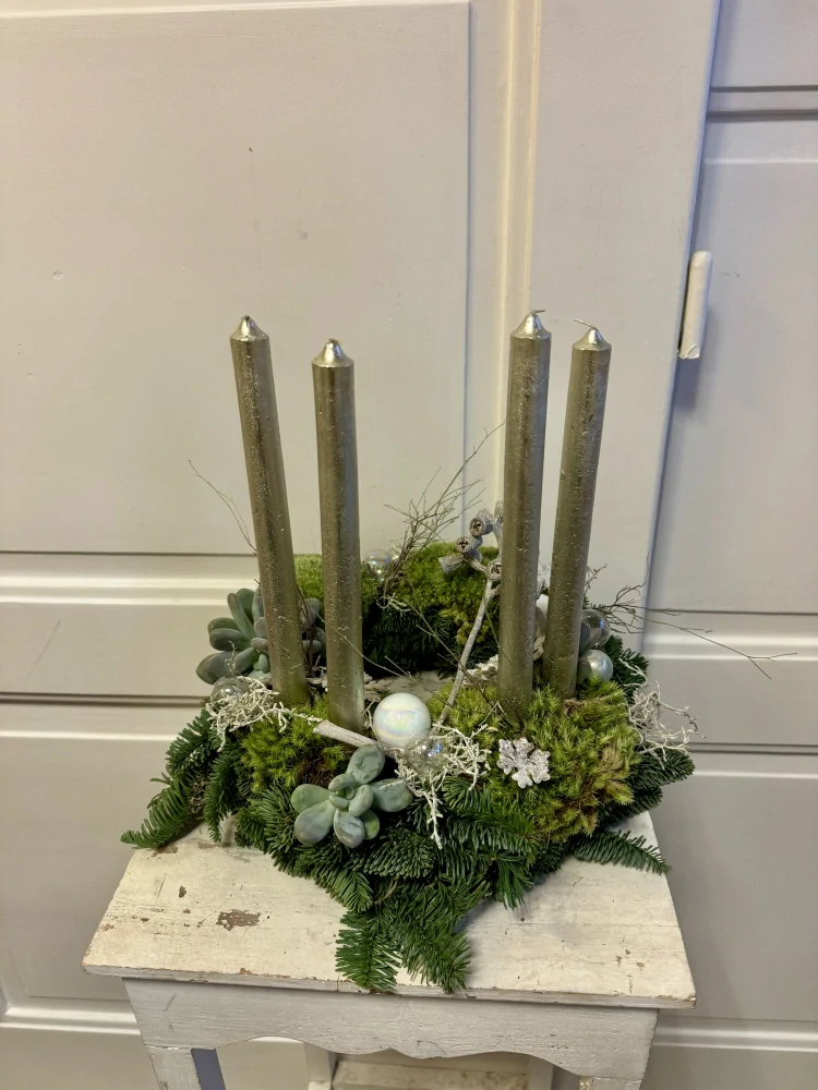 Vánoční věnec mech se svíčkami 