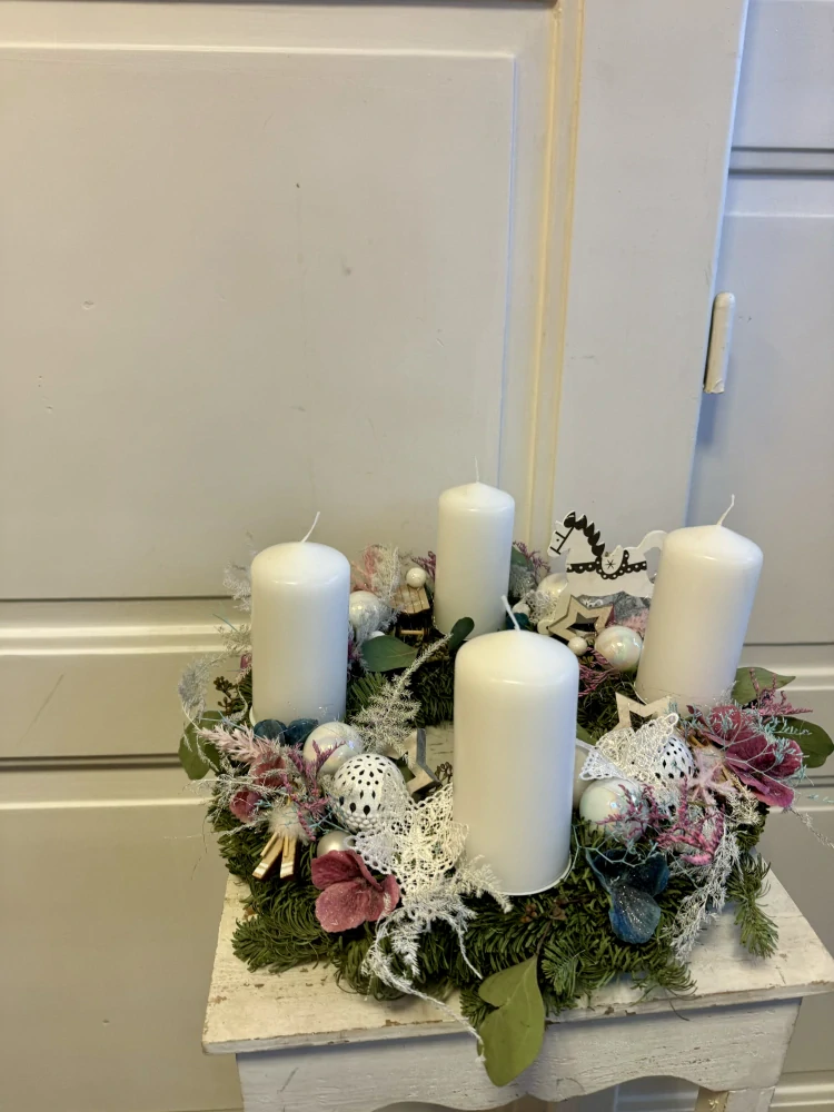 Adventní věnec růžovo modrá s bílou 