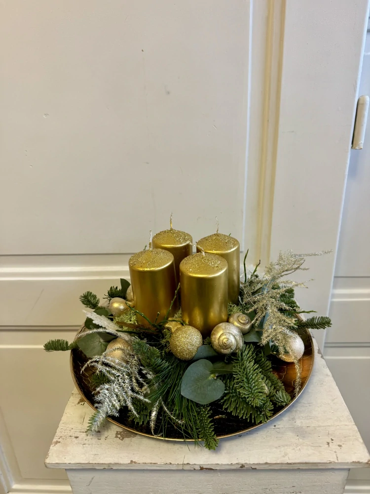 Adventní dekorace na tácu z jedličky a eucalyptu