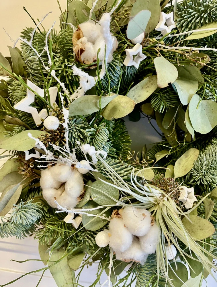 Navázaný věnec mix eucalypt a jedle ozdobený bavlna