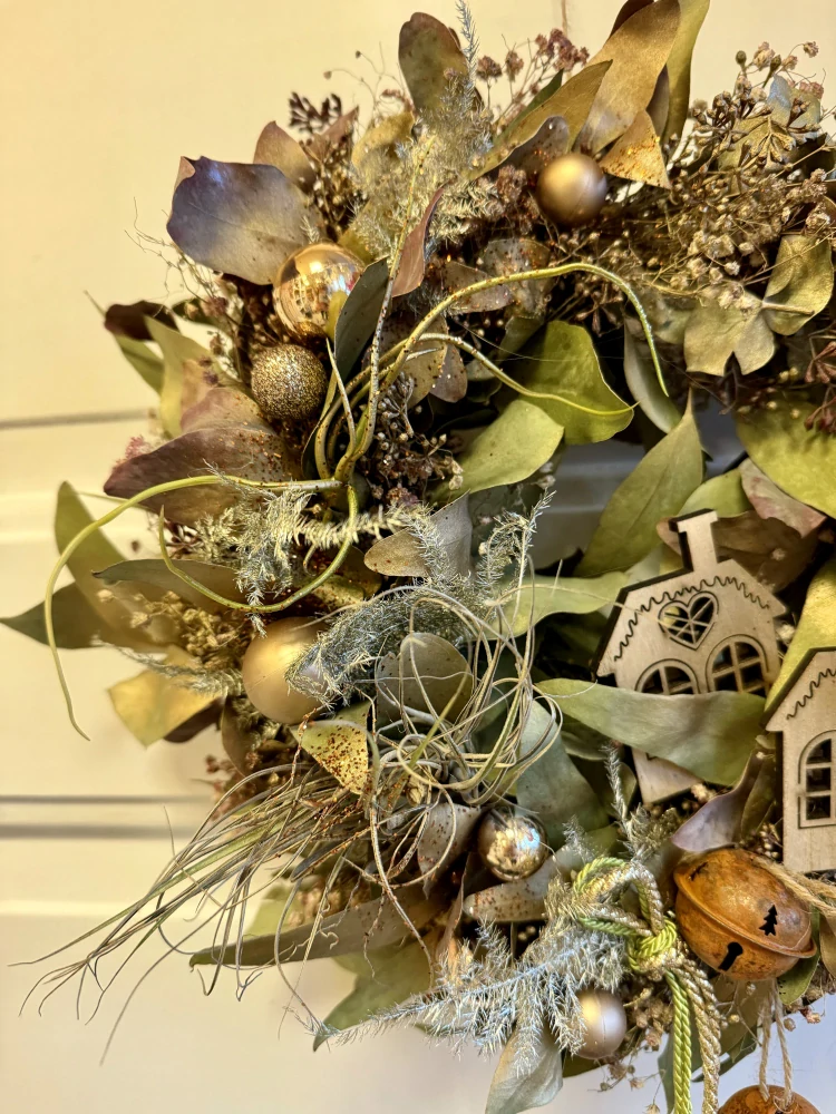 Navázaný věnec mix eucalypt sušený se zlatým zdobením 