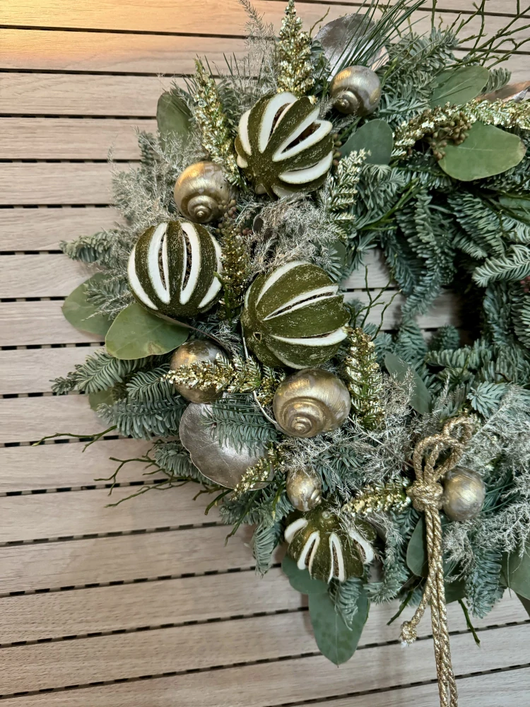 Navázaný věnec mix eucalypt a jedle ozdobený  limetky