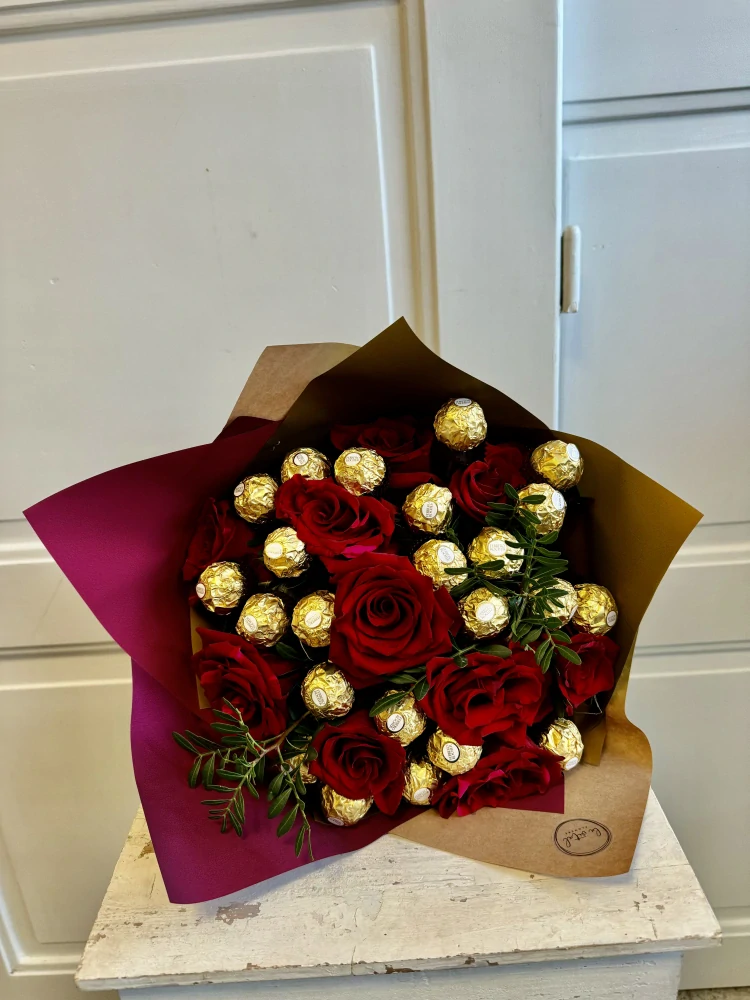 Dekorativní kytice se zlatými pralinkami a deseti růžemi