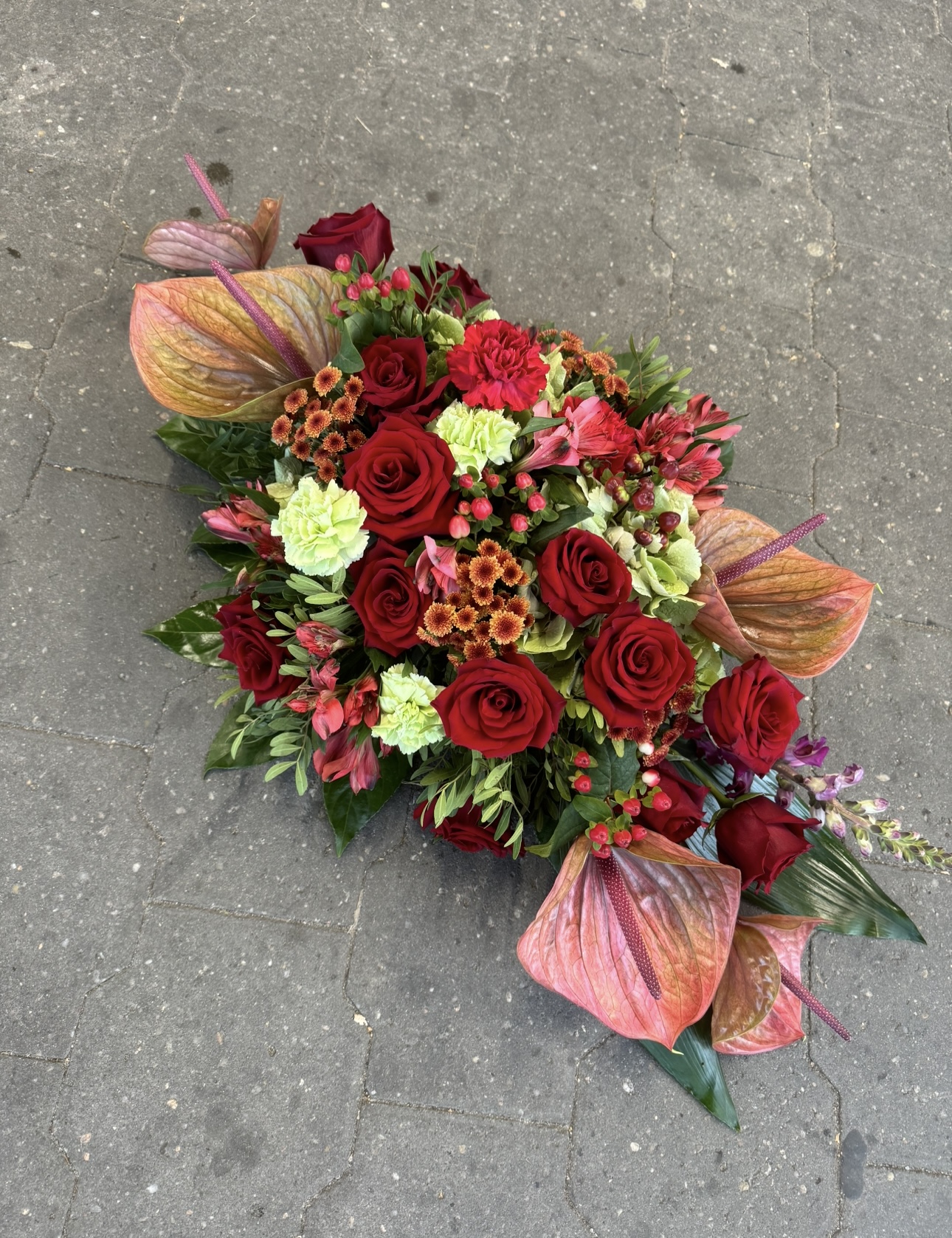 Smuteční luxusní kytice - podlouhlá na položení