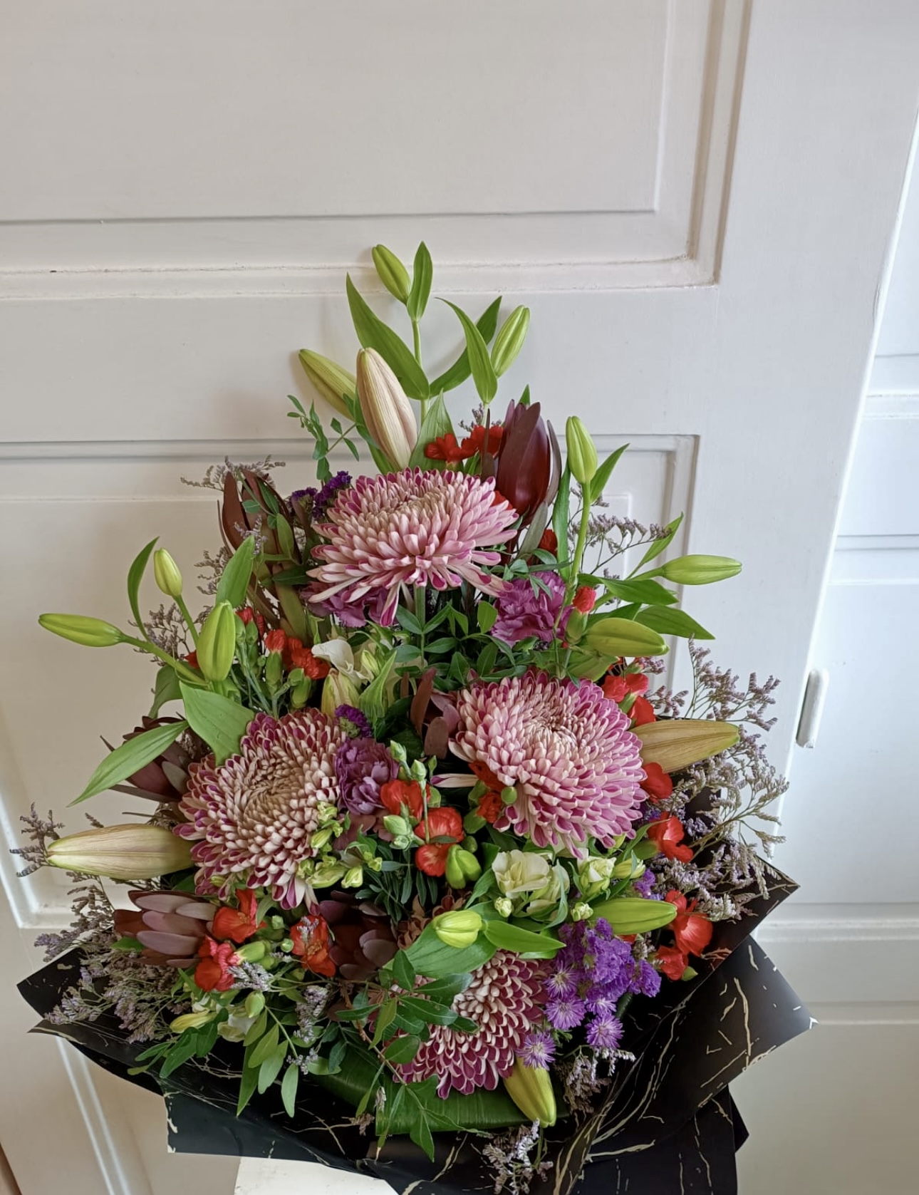 Smuteční kytice - mix červená a fialová 