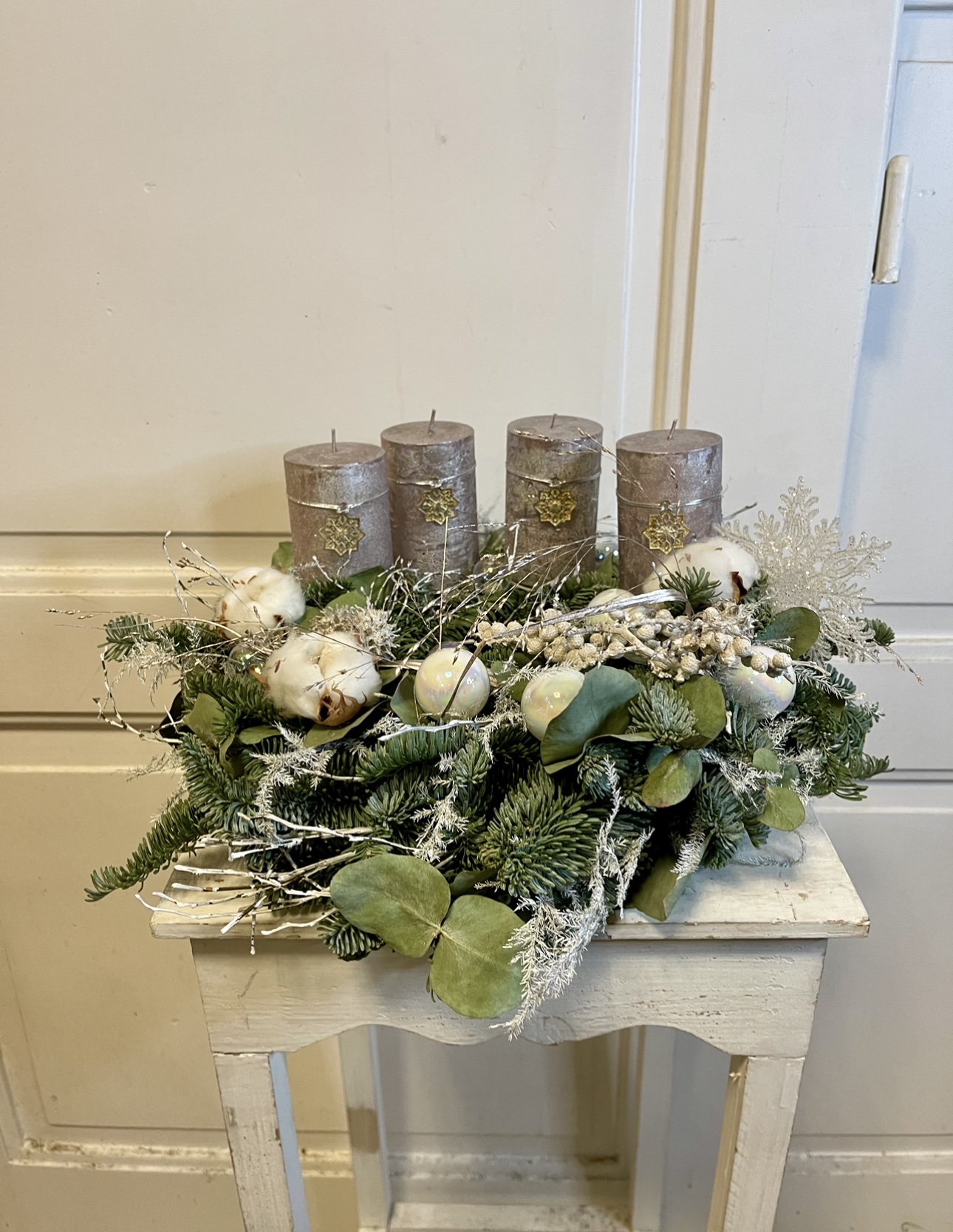 Adventní věnec stříbrná a bavlnou