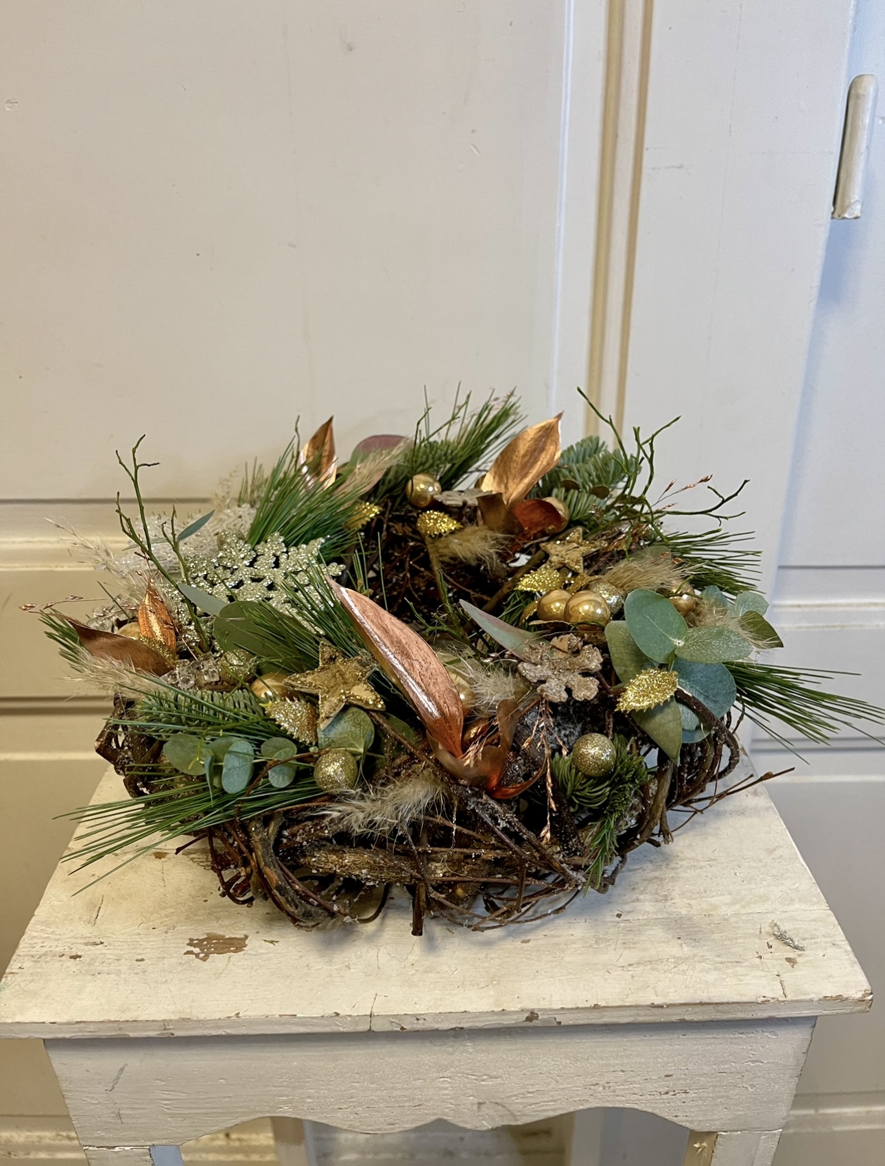 Nazdobený věnec mix eucalypt, borůvčí, borovice  a jedle 