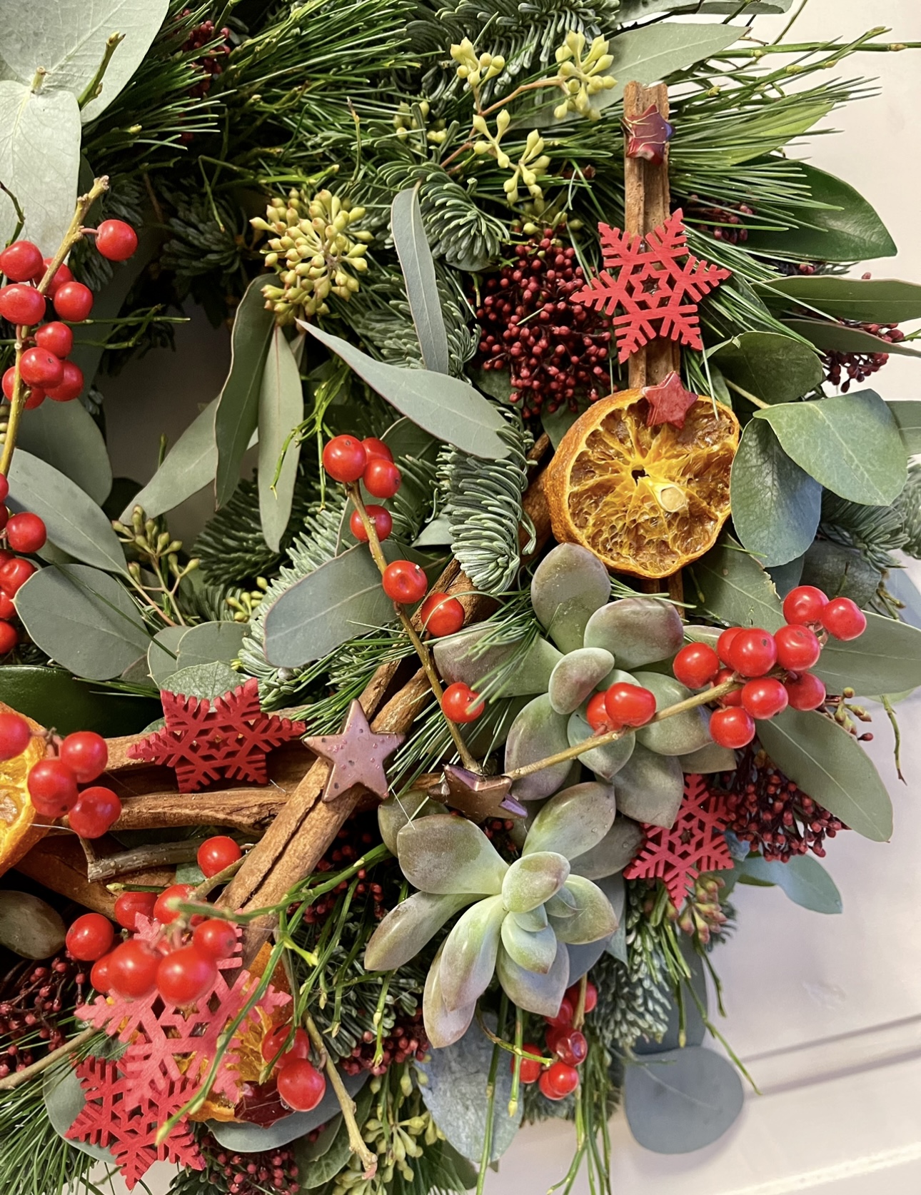 Vázaný věnec mix eucalypt, borůvčí, borovice  a jedle 
