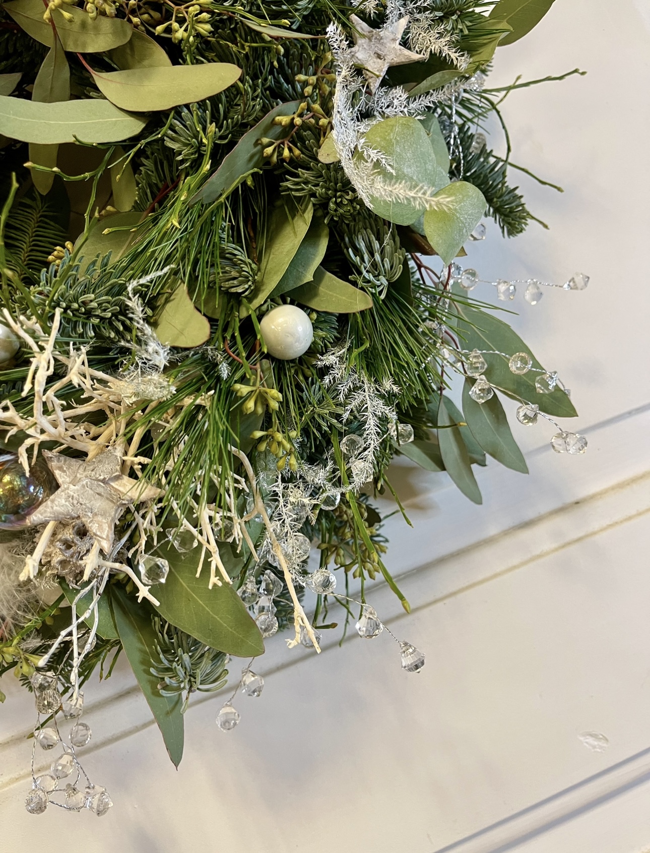 Navázaný věnec mix eucalypt a jedle ozdobený  bíle