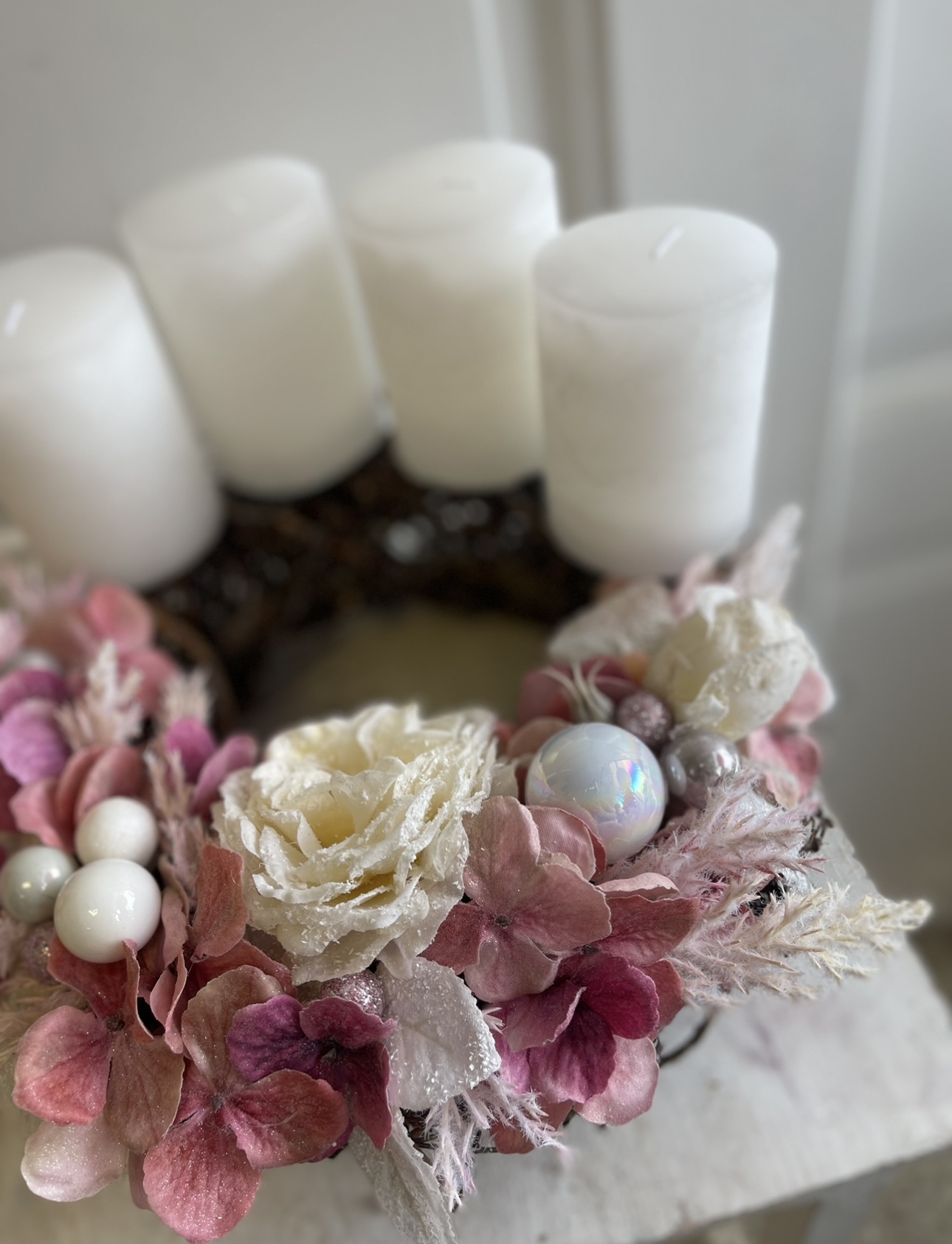 Adventní věnec proutí s růžovým zbobením