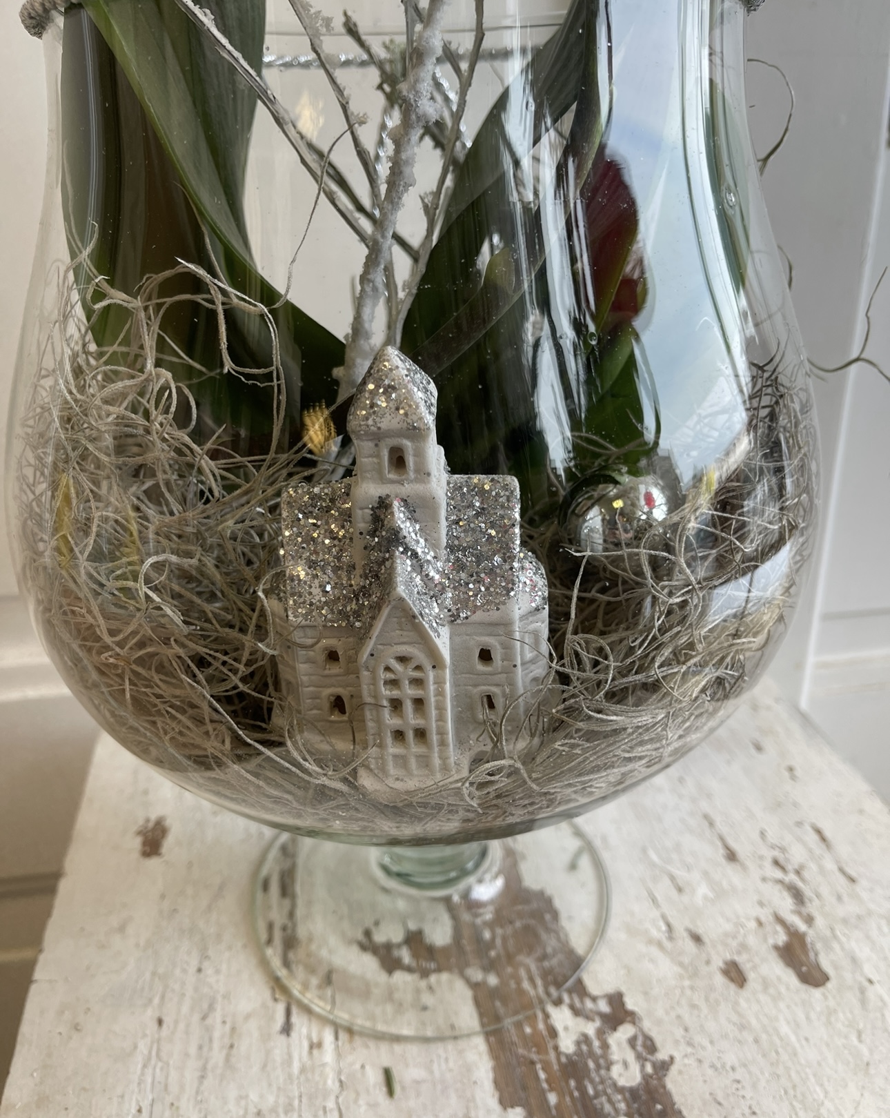 Zimní dekorace s orchidejí ve skle 