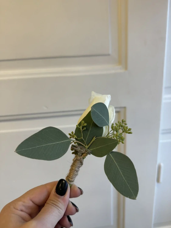 Bílá růže s eucalyptem do klopy 