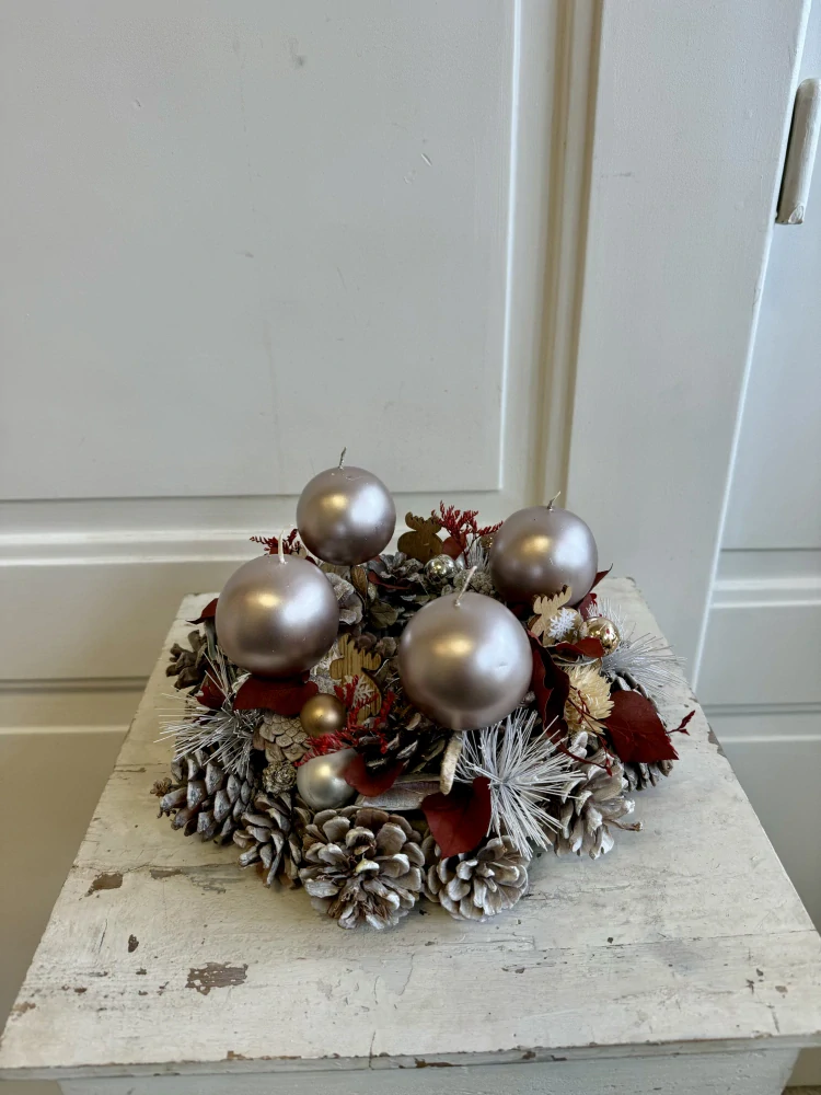 Adventní věnec malý jemný  lehce do červena 