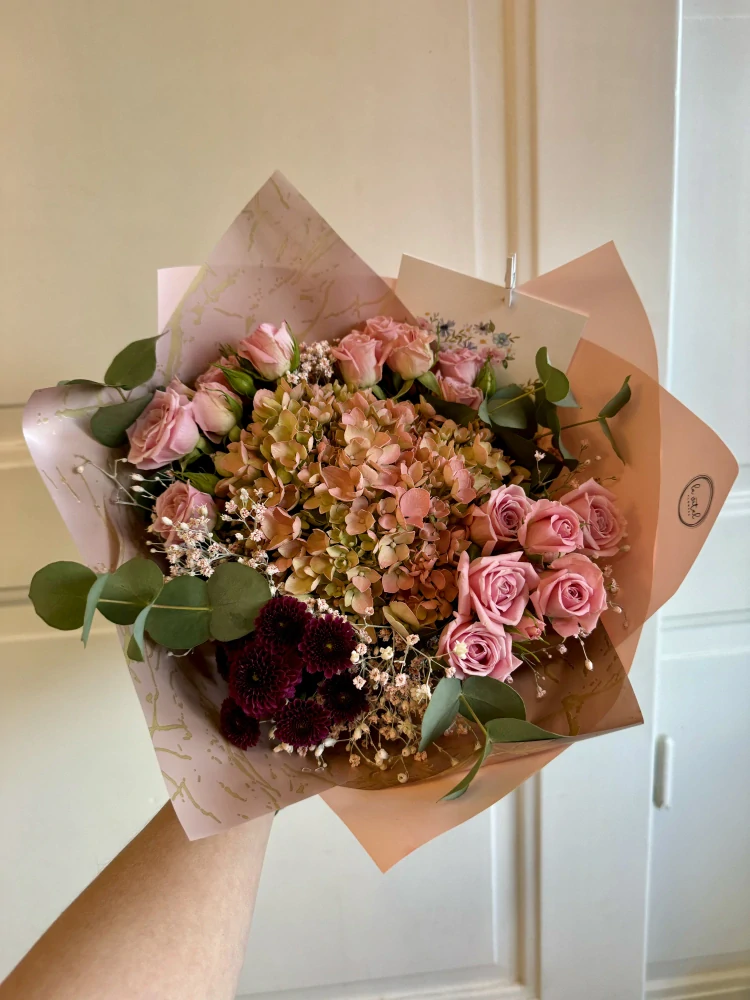 Kytice - hortensie, santinky a nevěstin závoj 