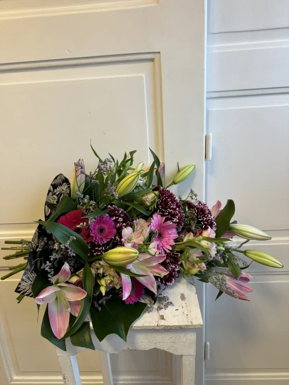 Smuteční kytice -  velká  lilie a chryzantémy