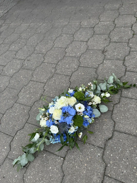 Smuteční vypichované aranžmá - bílomodré