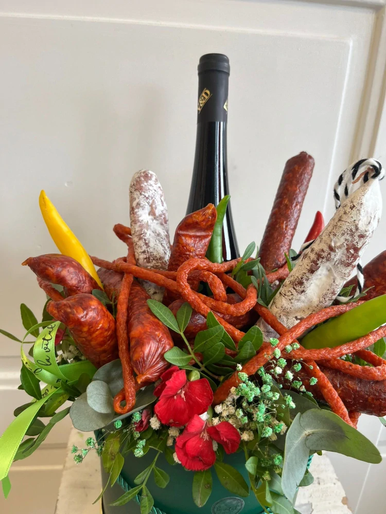 Netradiční kytice - slaný box s vínem 