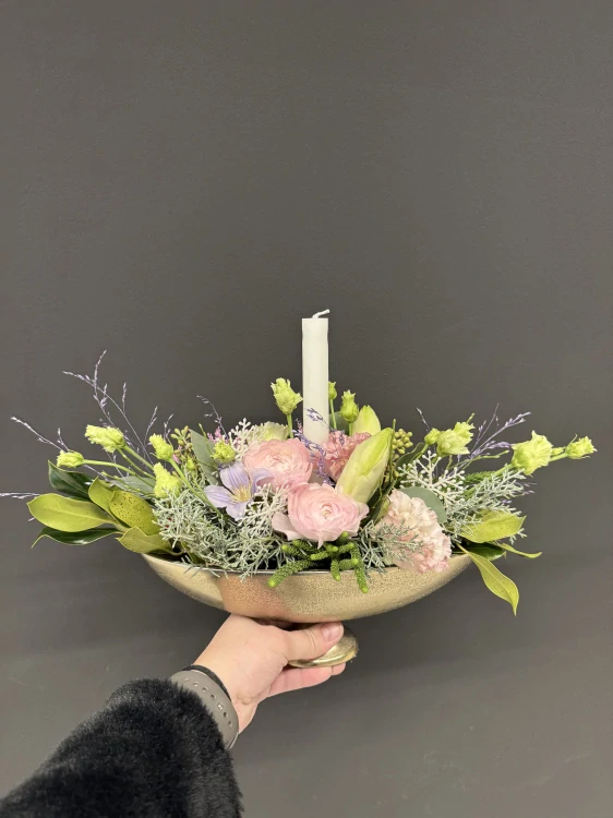 Svícen ranunculus, eustoma a vločky 