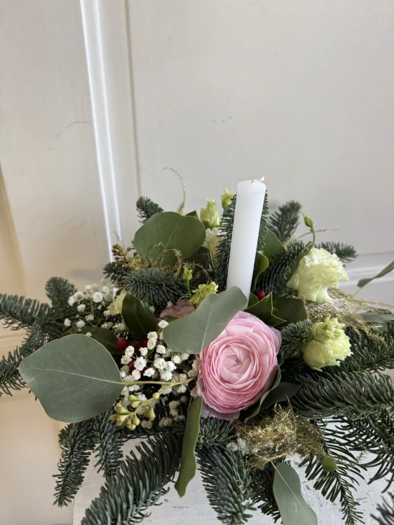 Svícen ranunculus a jedle 