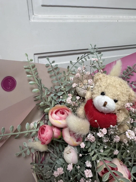 Kytice látkový pryskyřník a sušené květy s medvídkem se srdíčkem 