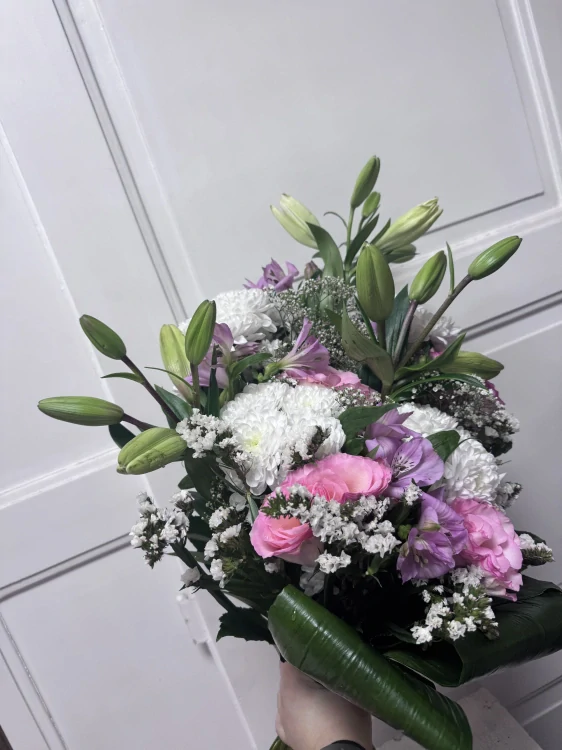 Smuteční aranžmá - lilie a růžové růže