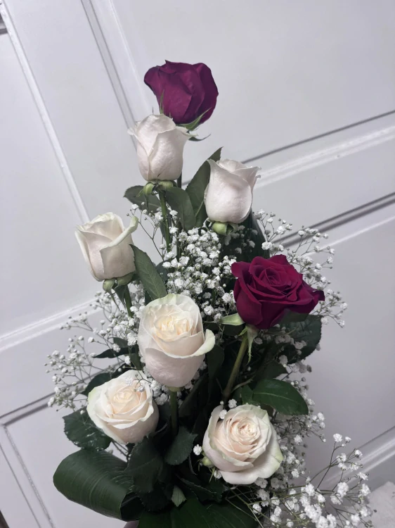 Smuteční aranžmá - bílé a červené růže 8ks