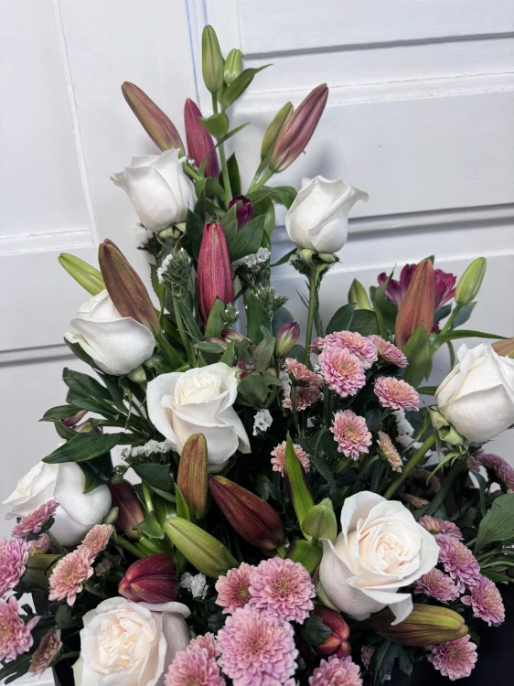 Smuteční aranžmá - červené lilie a bílé růže